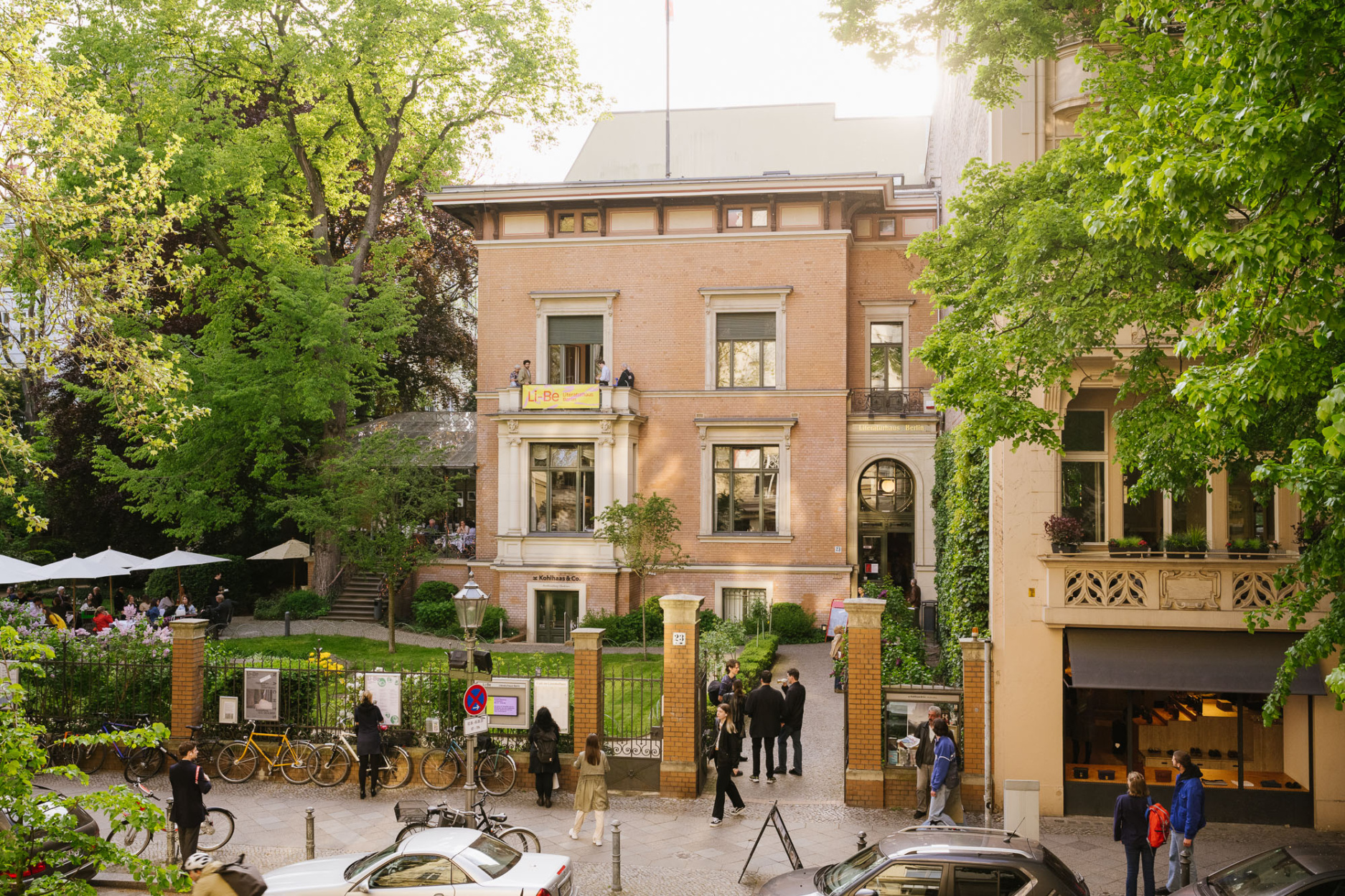 Blick von der Fasanenstraße auf das Literaturhaus Berlin und den Garten.