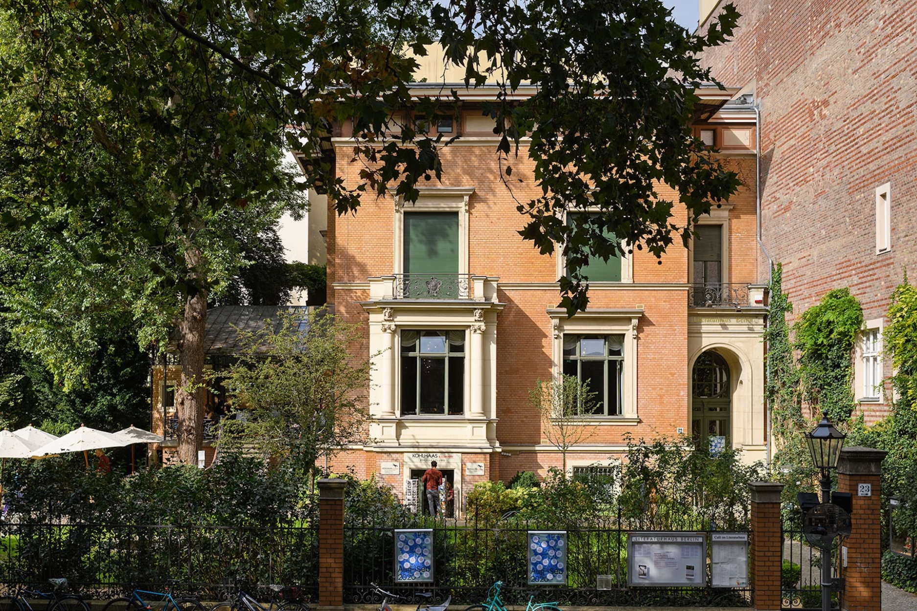 Literaturhaus Berlin und Eingang Buchhandlung Kohlhaas & Co.